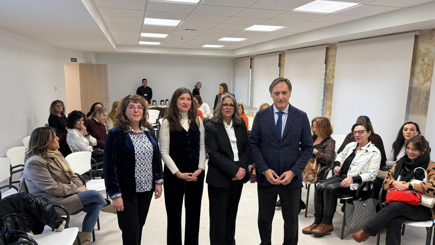El alcalde de Salamanca, Carlos García Carbayo, durante un encuentro en la Torre de los Anaya