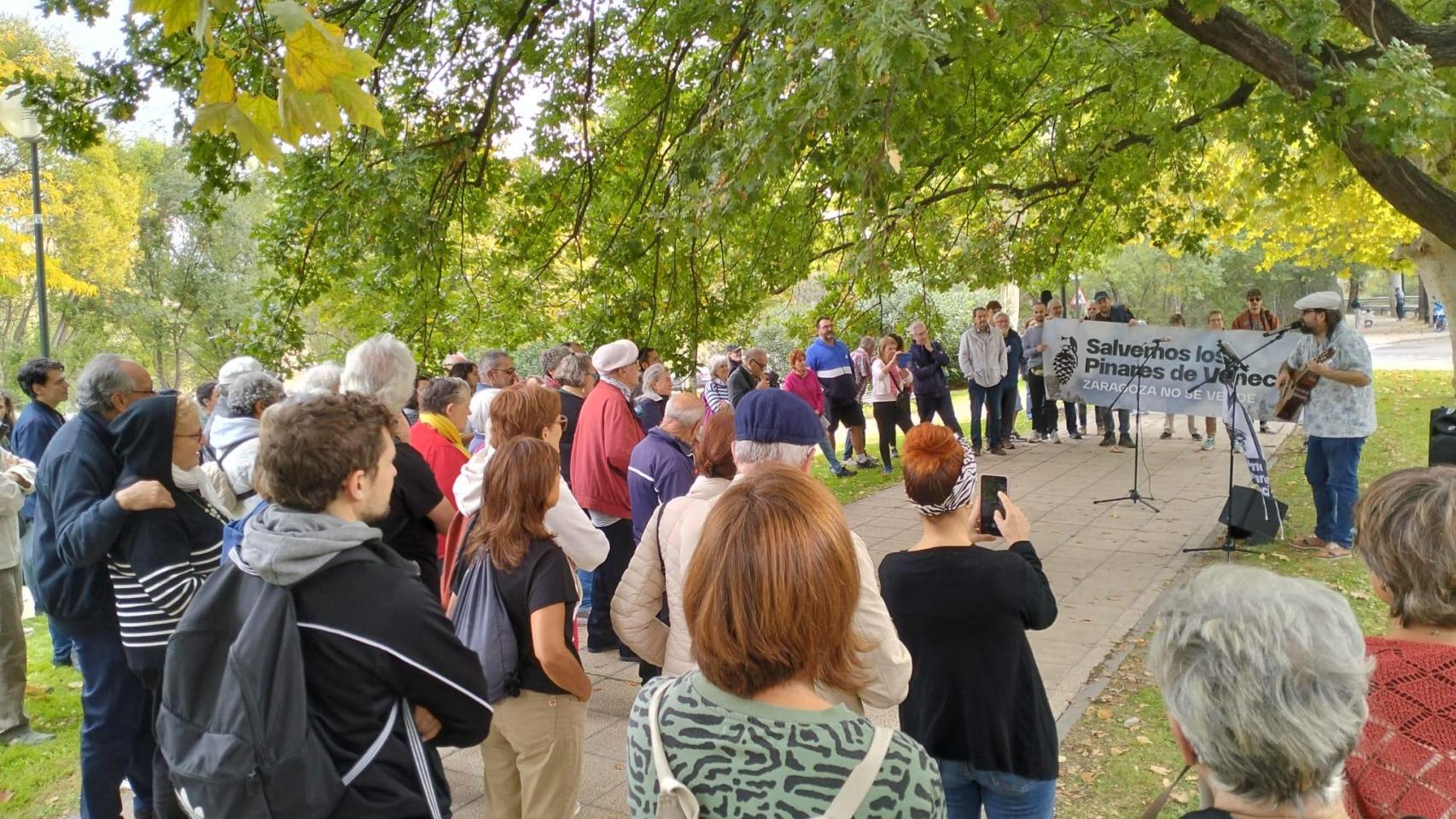 Concentración de los vecinos del barrio San José, en la zona de Alumalsa, hace unas semanas.