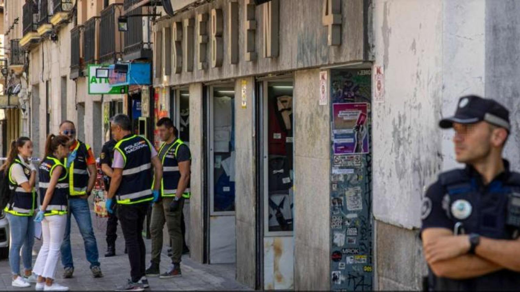 Agentes de la Policía Nacional en la Plaza de Tirso de Molina tras el asesinato de Concha.