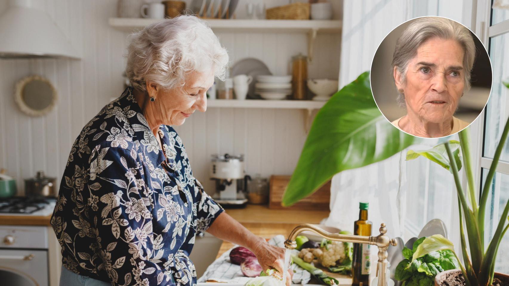 Mujer mayor lavando verduras en la cocina y María, jubilada.