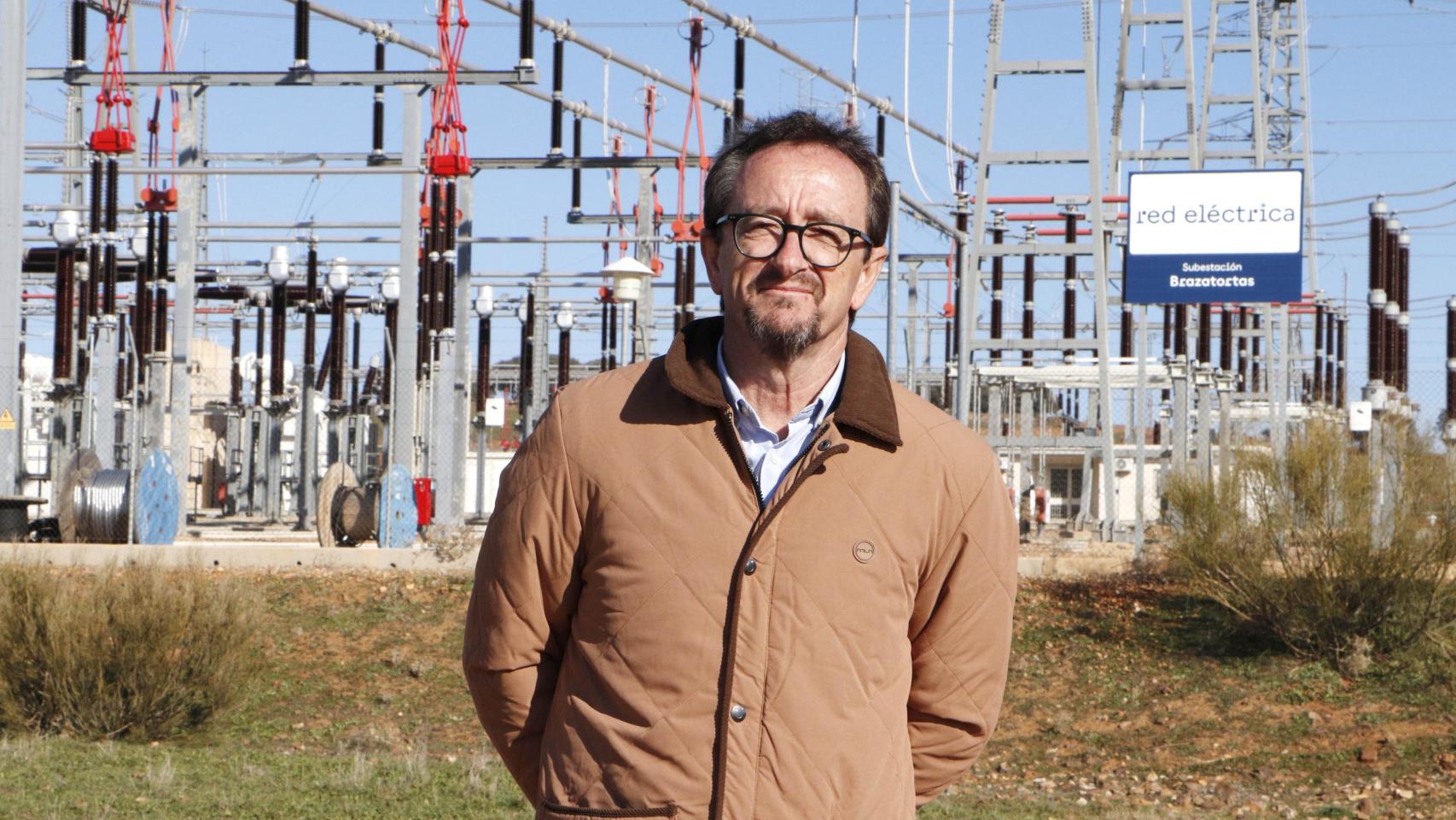 Pablo Toledano, ante la gran subestación del Red Eléctrica Española que canaliza la energía de las fotovoltaicas de la zona.