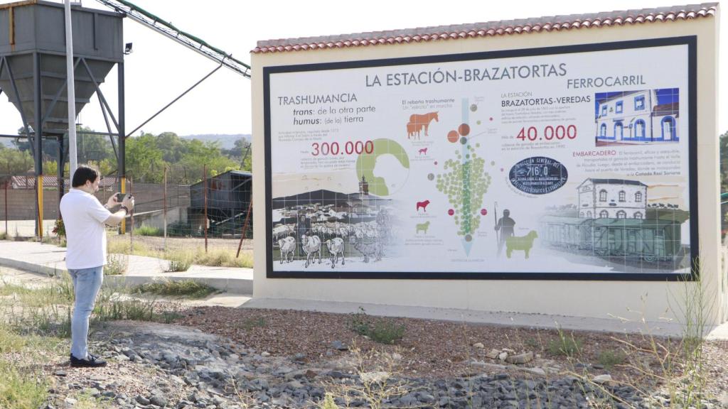 Gran mural urbano relativo a la trashumancia y el pastoreo tradicional, a la entrada de la pedanía de La Estación.