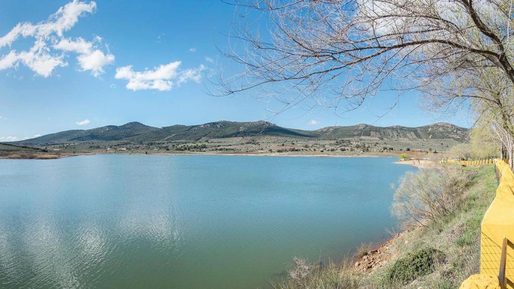 Vista parcial del pantano de Carboneras, que da nombre al complejo turístico y alojamientos en la naturaleza cercano a Brazatortas.