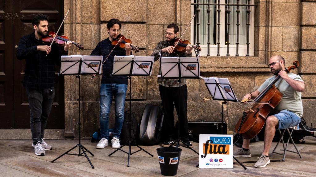 Javier Ucha, Jorge Galán, Pablo Quiroga y Daniel Canosa tocan con el Grupo Fua en la calle Real de A Coruña.