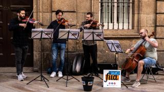 Javier Ucha, Jorge Galán, Pablo Quiroga y Daniel Canosa tocan con el Grupo Fua en la calle Real de A Coruña.