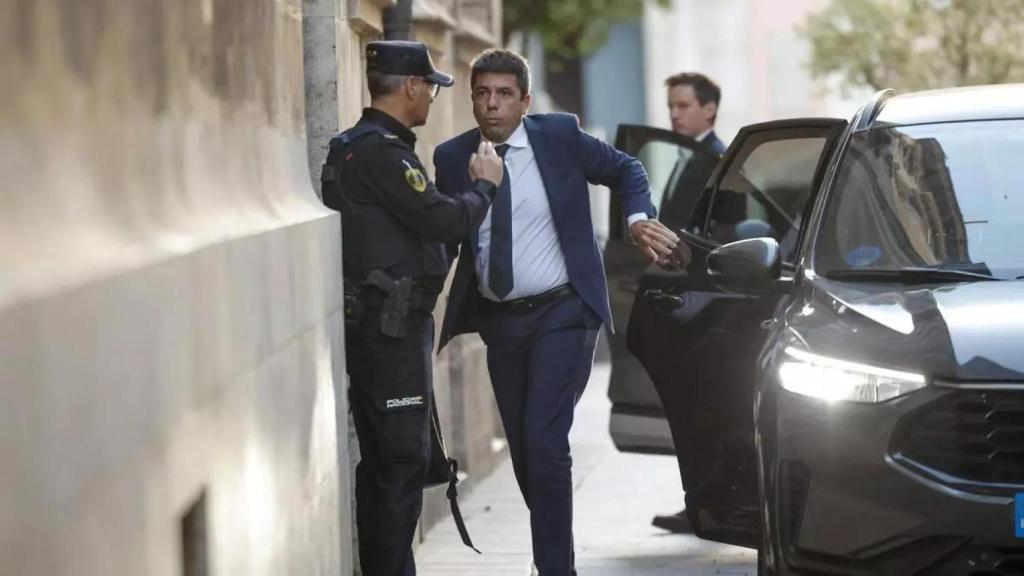 Carlos Mazón, saliendo del coche en el Palau de la Generalitat. EFE/Biel Aliño