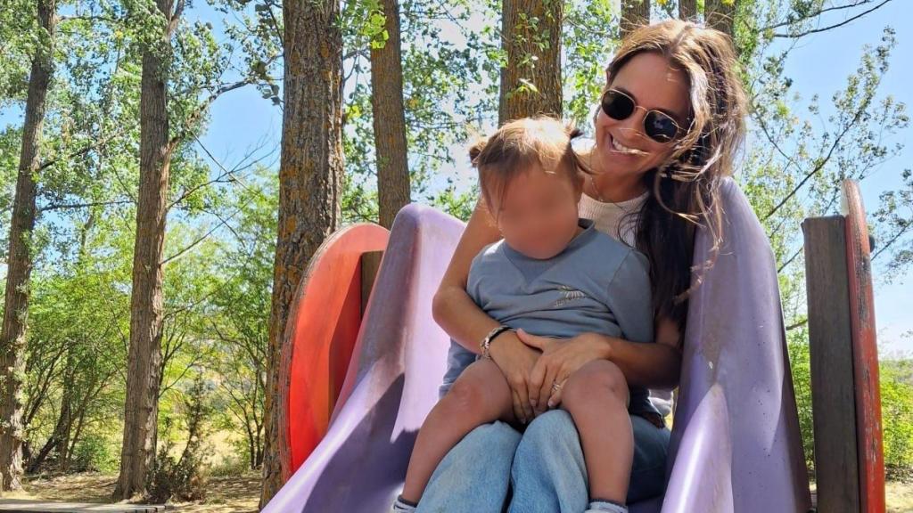 Marta Gil, con la que será pronto su hija adoptiva. EE