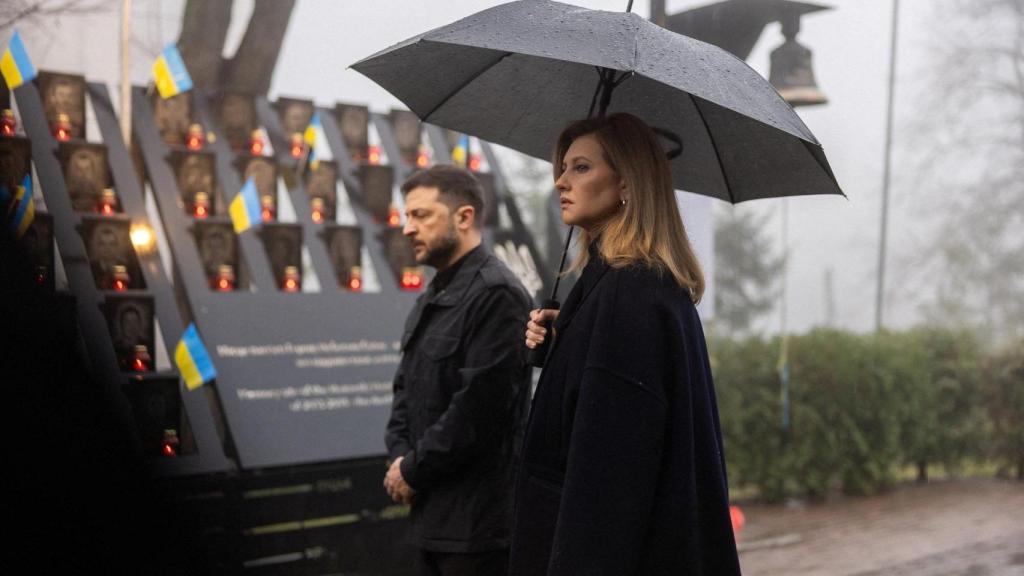 El presidente de Ucrania, Volodímir Zelenskiy, y su esposa, Olena, asistieron este viernes a una ceremonia conmemorativa por el 12.º aniversario del inicio del levantamiento del Euromaidán.