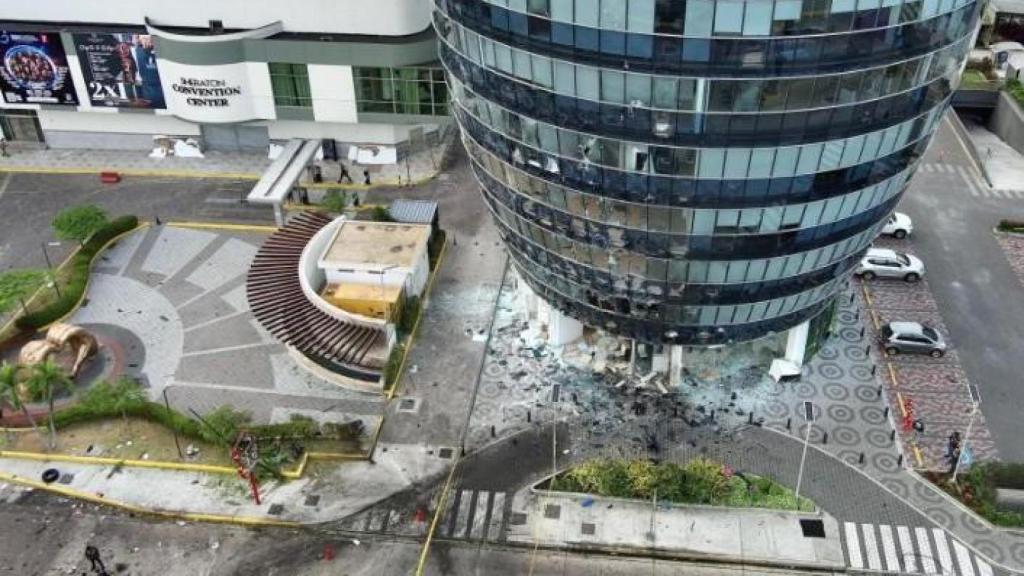 Vista aérea del coche bomba que explotó en el norte de Guayaquil, el 15 de octubre de 2025. Se sospecha que fue ordenado por Los Lobos.