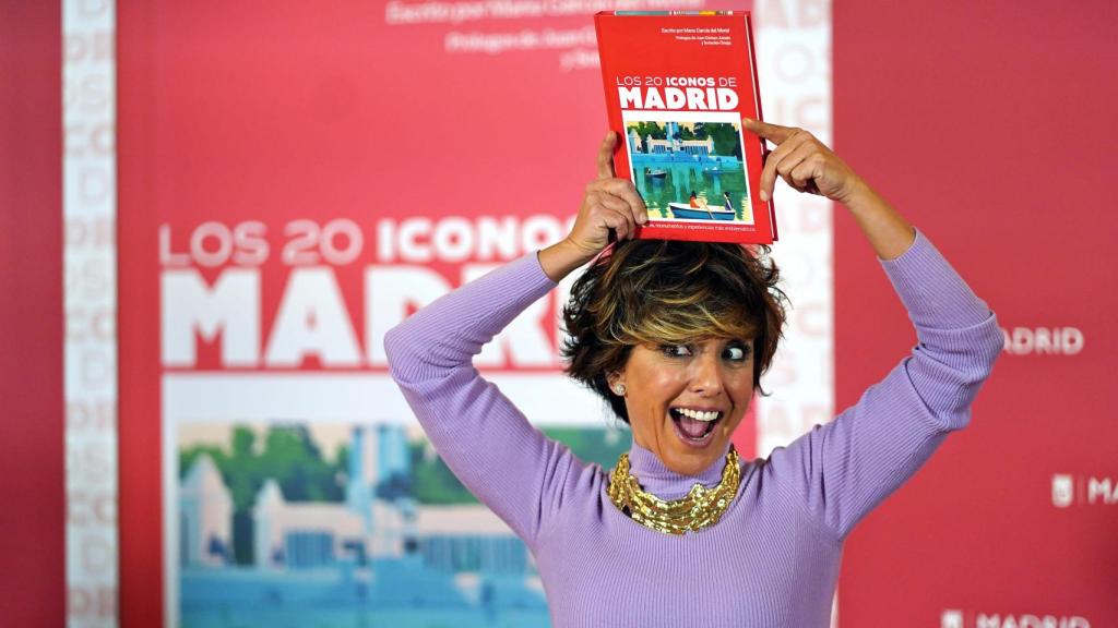 Sonsoles Ónega con el libro 'Los 20 iconos de Madrid'.