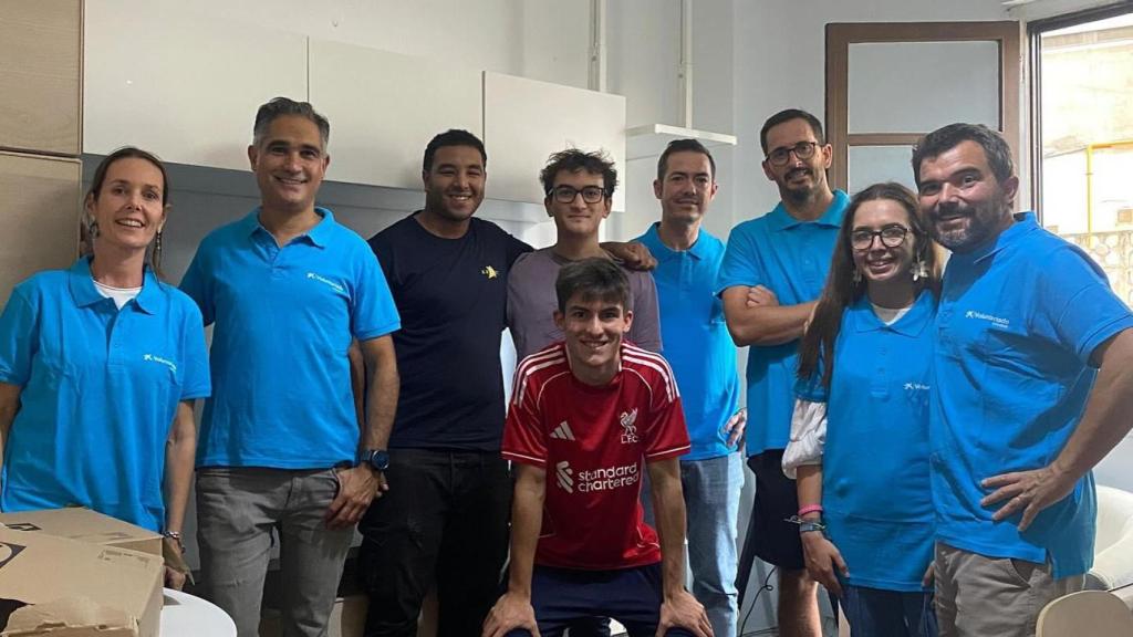 Voluntarios de CaixaBank colaboran en la puesta a punto del nuevo piso de emancipación y refuerzan el proyecto con una ayuda económica. Brother for life