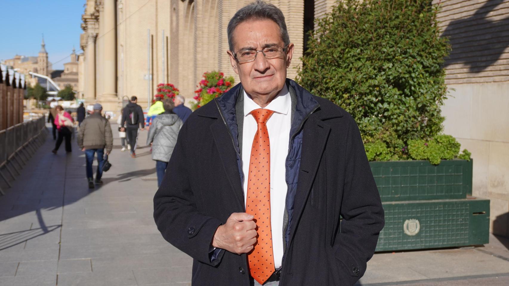 Julio Calvo (Vox), junto al Ayuntamiento de Zaragoza.