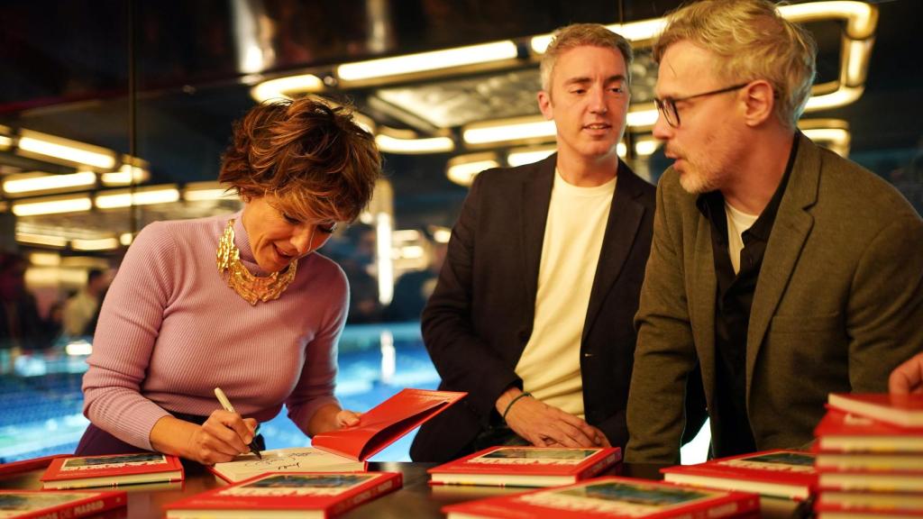 Sonsoles Ónega, Juan Gómez-Jurado y Manu García del Moral en la firma de libros.