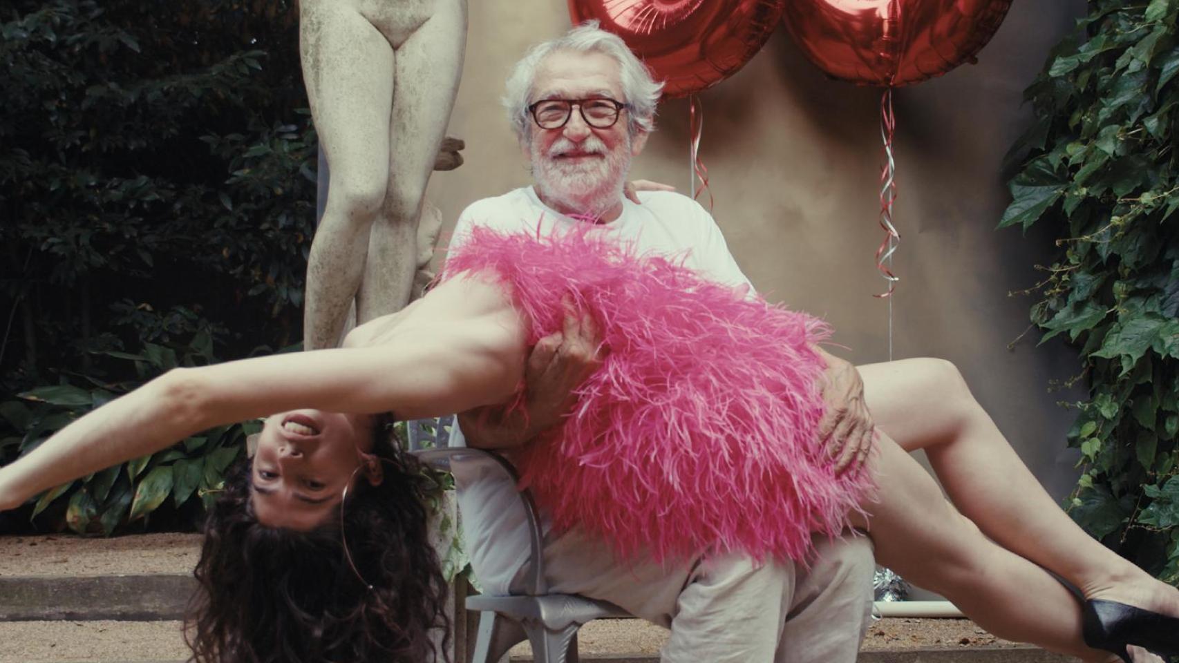 Óscar Tusquets con Julia de Castro, en el documental 'Dios lo ve'