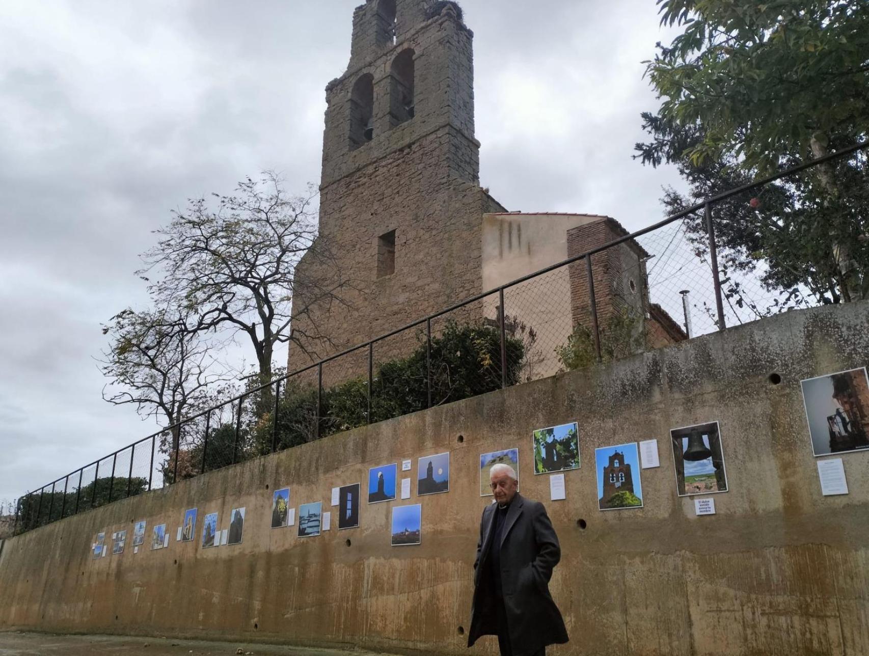 Abelardo, junto a la iglesia de San Román, en Vega de Villalobos