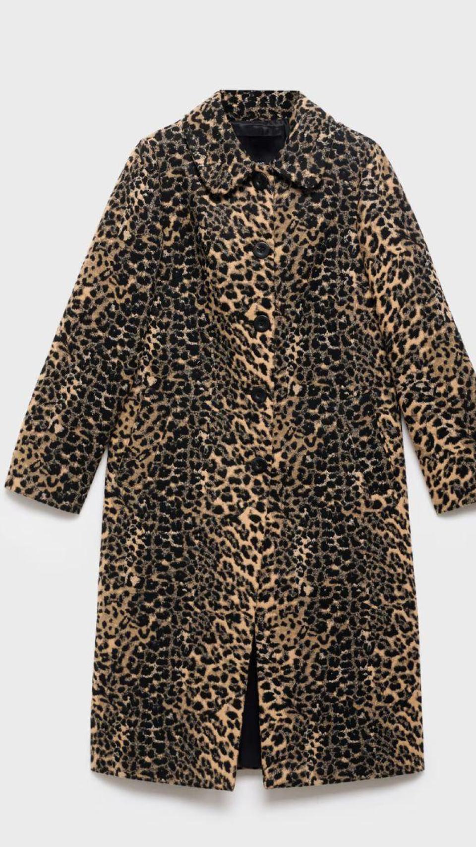 Abrigo con estampado de leopardo, de Mango.