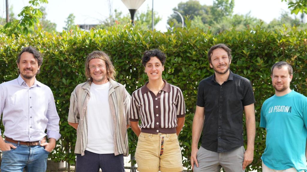 De izquierda a derecha: Mariano Campoy, cofundador: Alex Perevedentsev, cofundador y CTO; Michela Prete, investigadora científica; Paul Lacharmoise, CEO y Miquel Casademont, investigador científico.