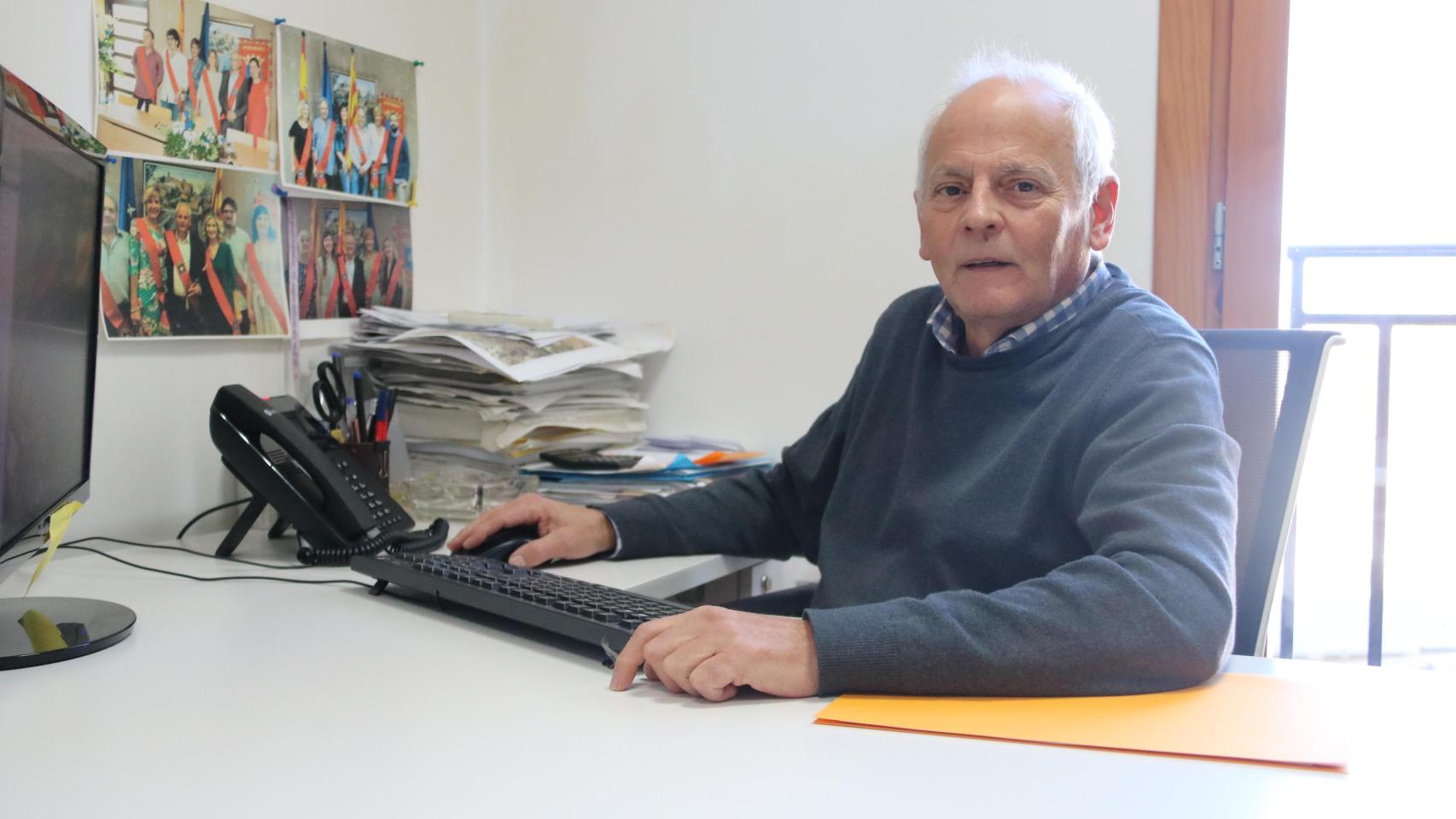 José Luis Montero, alcalde de Villamayor de Gállego, atiende a EL ESPAÑOL DE ARAGÓN en su despacho