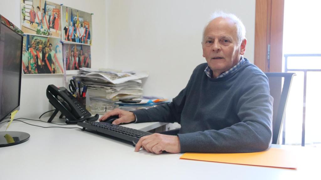 José Luis Montero, alcalde de Villamayor de Gállego, atiende a EL ESPAÑOL DE ARAGÓN en su despacho