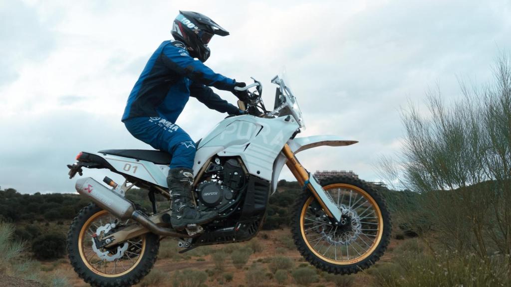 Un piloto probando esta motocicleta en el campo.