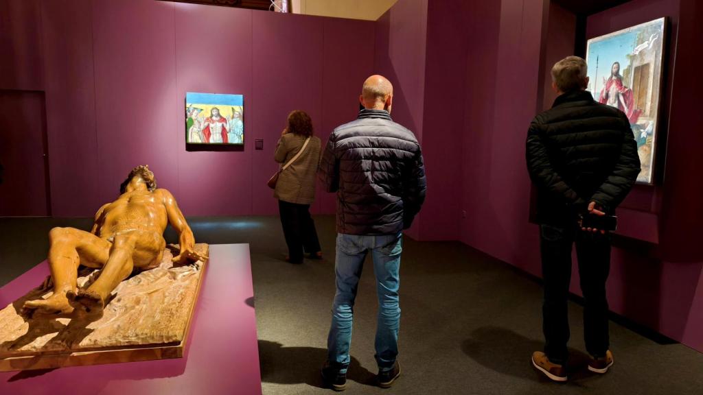 Visitantes de la exposición de Las Edades del Hombre, pasan al lado del Cristo vuelve a la vida de Venancio Blanco