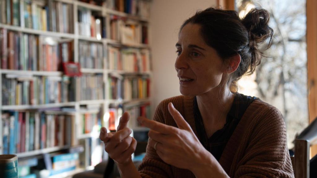 Vanesa Freixa se dedica a la creación artística, la divulgación y la generación de pensamiento crítico en torno a la ruralidad.