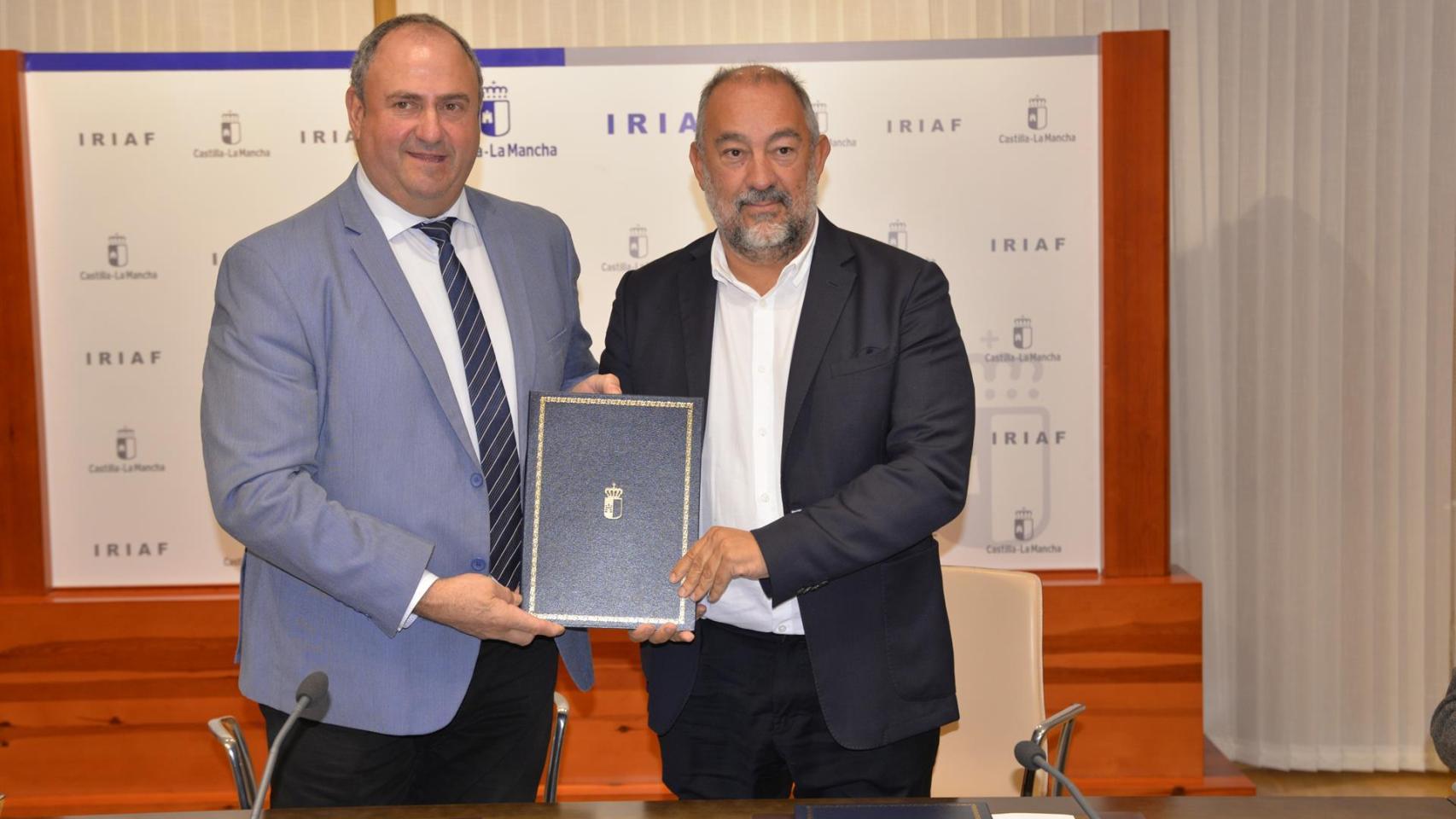 El consejero Julián Martínez Lizán y el rector de la UCLM, Julián Garde. Foto: UCLM.