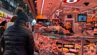 Clientes en el Mercado Central de Zaragoza.