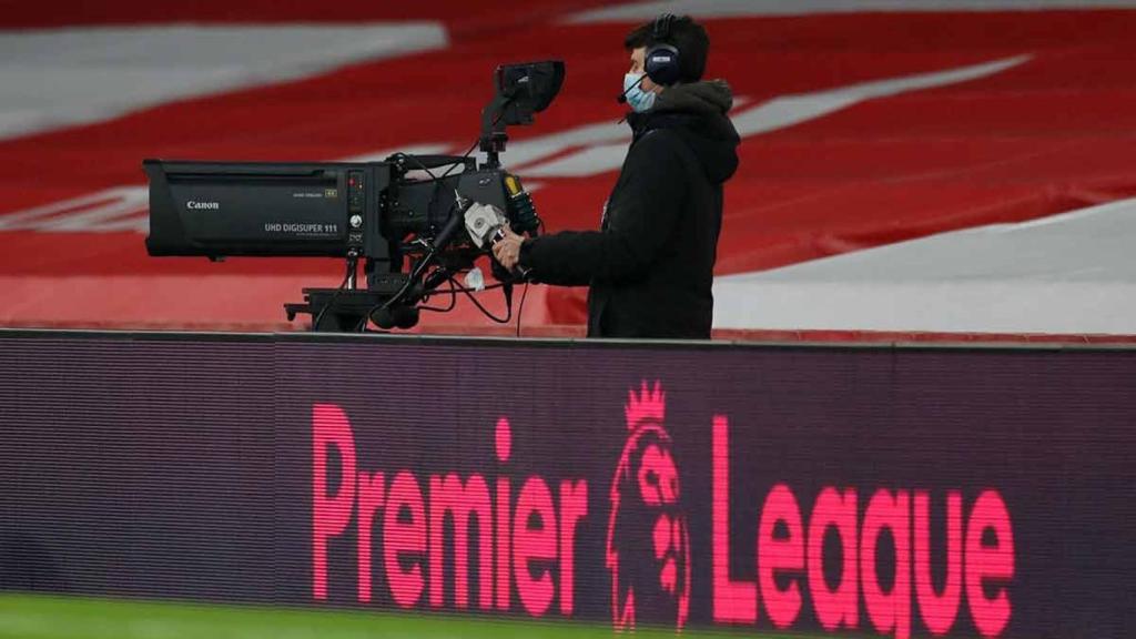 Un camarógrafo de la Premier League durante un partido.