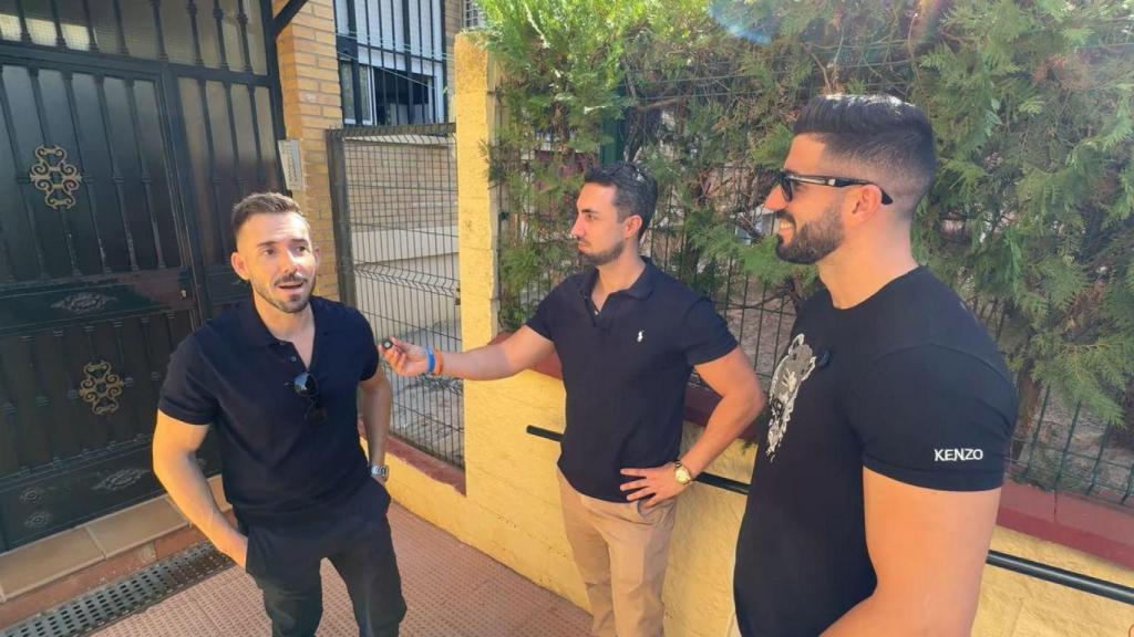 De izquierda a derecha: José, gestor de las propiedades, Alex Emebe, inversor, Mario, inversor.