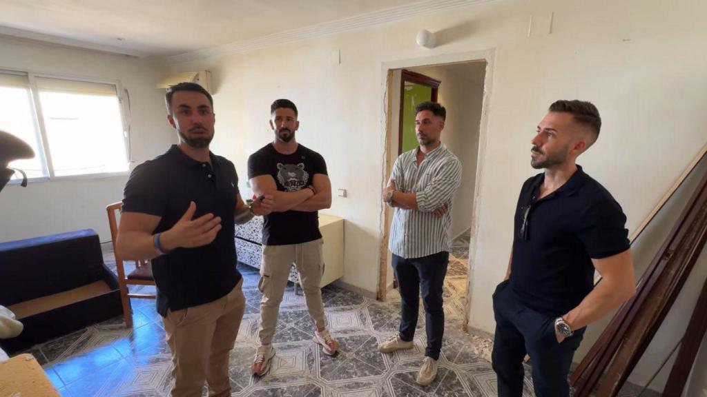 De izquierda a derecha: Alex Emebe, inversor, Mario, inversor, Álvaro, arquitecto y José, gestor de propiedades.