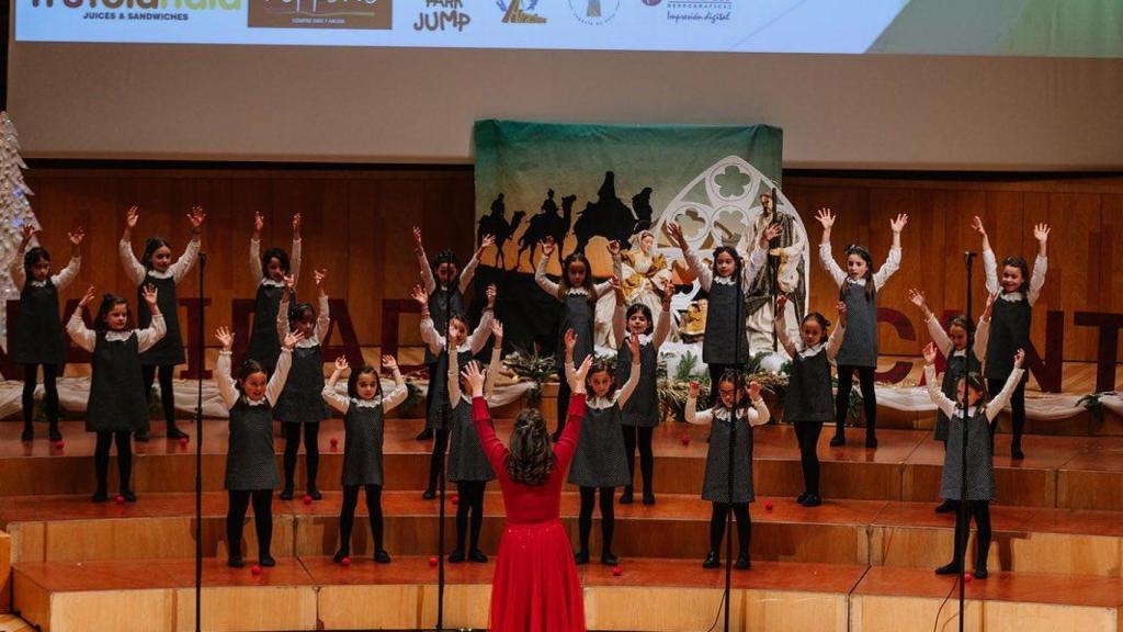 Actuación de un colegio en el concurso de villancicos de la asociación Cantal.