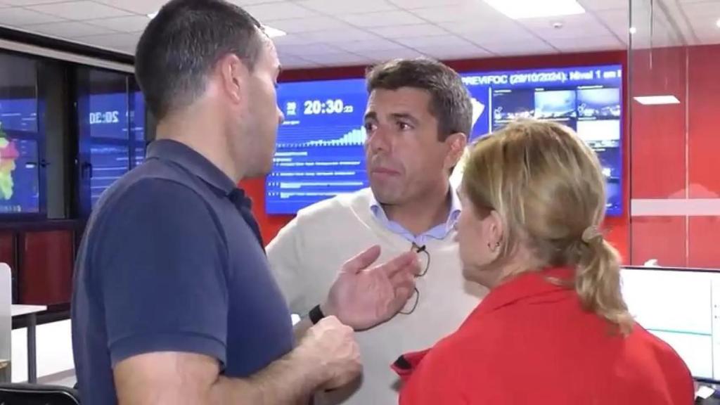 Mazón, junto a Pradas y Mompó tras su llegada al Cecopi. EE