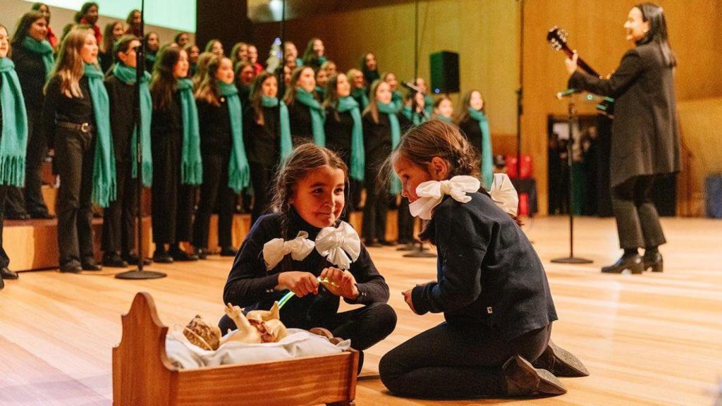 Un grupo participando en el concurso de villancicos de la Asociación Cantal.