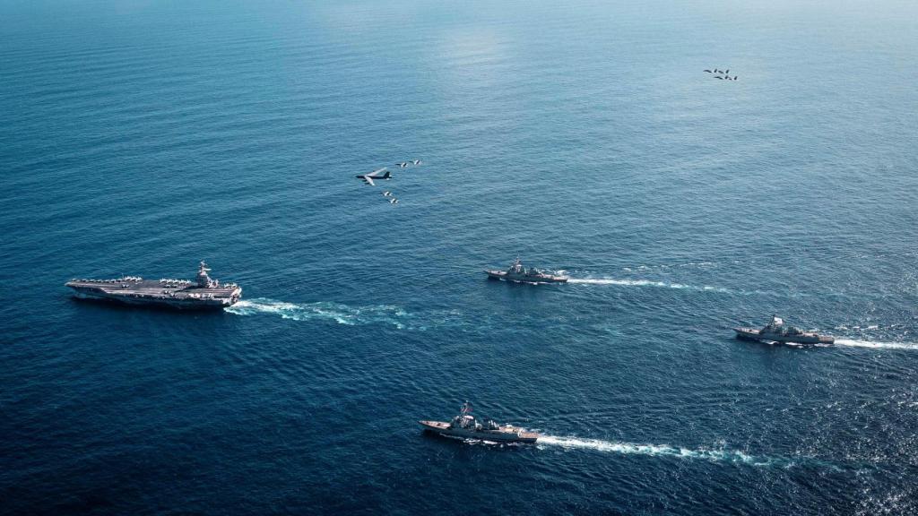 O USS Gerald R. Ford Carrier Strike Group, que inclui os porta-aviões USS Gerald R. Ford, USS Winston S. Churchill, USS Mahan e USS Bainbridge, está navegando pelo Mar do Caribe, acompanhado por vários caças e um bombardeiro B-52.