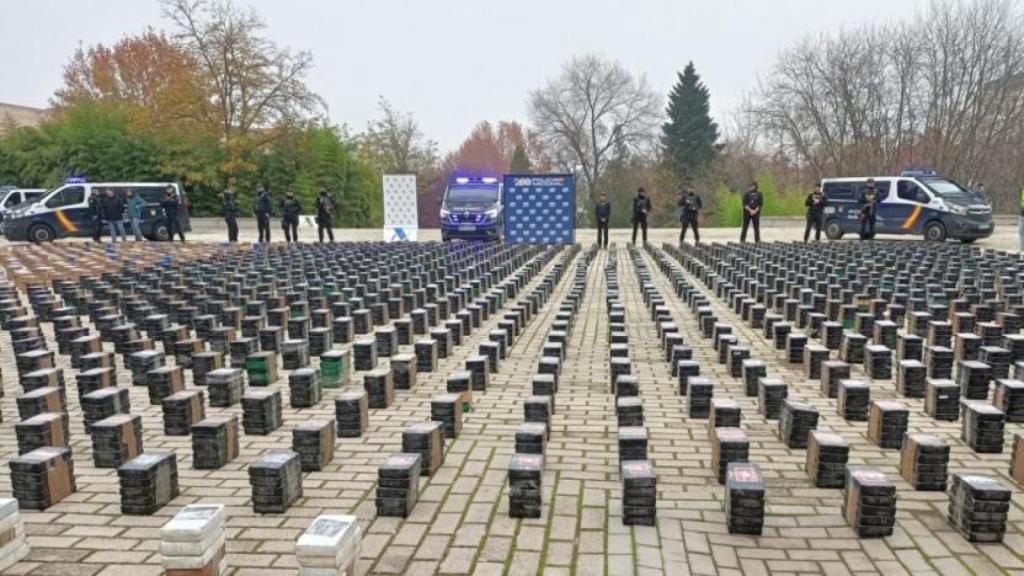 Un total de 11 toneladas de cocaína en paquetes envueltos en plástico procedentes de dos incautaciones realizadas por la policía en Valencia y Vigo, de la Mafia Albanesa, en diciembre de 2023.