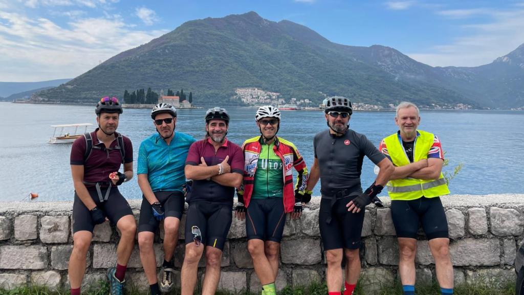 El grupo de ciclistas en su viaje de Montenegro de 2022