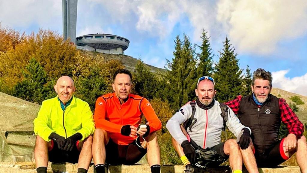 Cuatro de los amigos en su visita al monumento Buzludzha en Bulgaria.