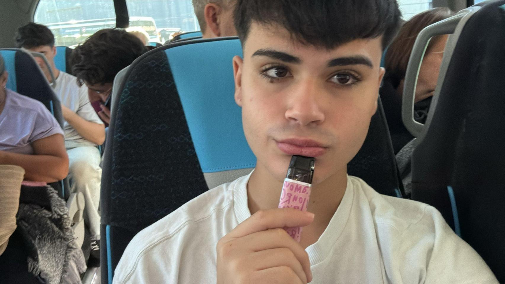 Daniel Martín muestra su vapeador. Imagen cedida.