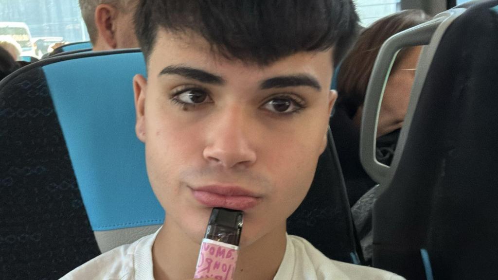 Daniel Martín muestra su vapeador. Imagen cedida.