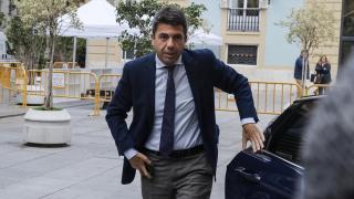 Carlos Mazón sale de su coche oficial a las puertas del Palau. Rober Solsona / EP