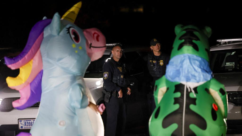 Manifestantes con disfraces inflables protestan frente a la sede del Departamento de Seguridad Nacional el pasado domingo en Charlotte.