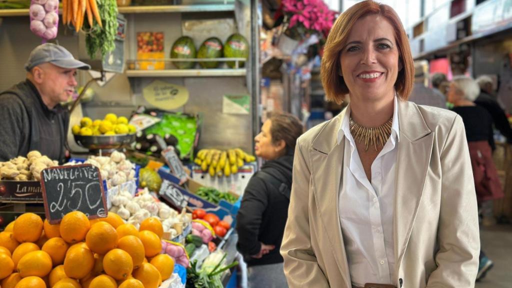 Arantxa López posa en el mercado de Atarazanas tras la entrevista con este diario.