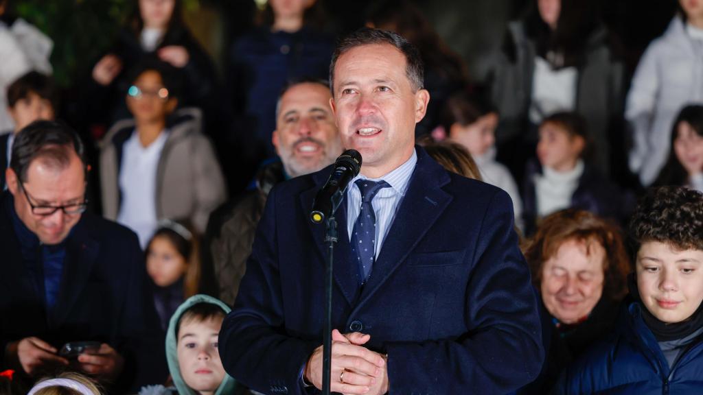 El alcalde de Toledo, Carlos Velázquez, durante la inauguración del alumbrado navideño.