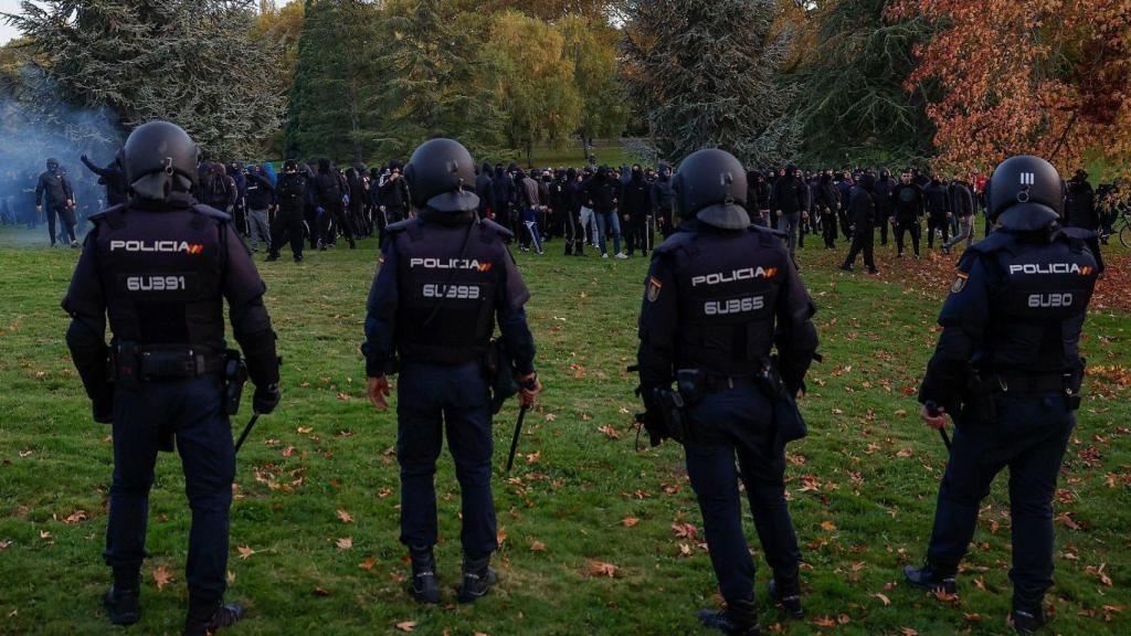 Policías durante el acto convocado por ultra Vito Quiles en Pamplona.