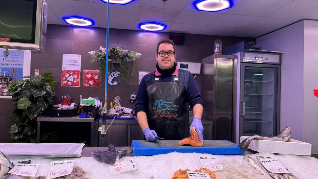 Pedro Huerta, abrigado con una bufanda en su pescadería.