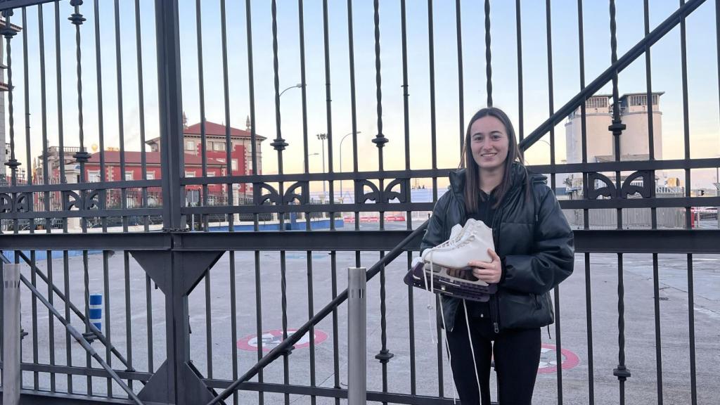 Antia, con sus patines, esperando la apertura tras venir desde Lugo.
