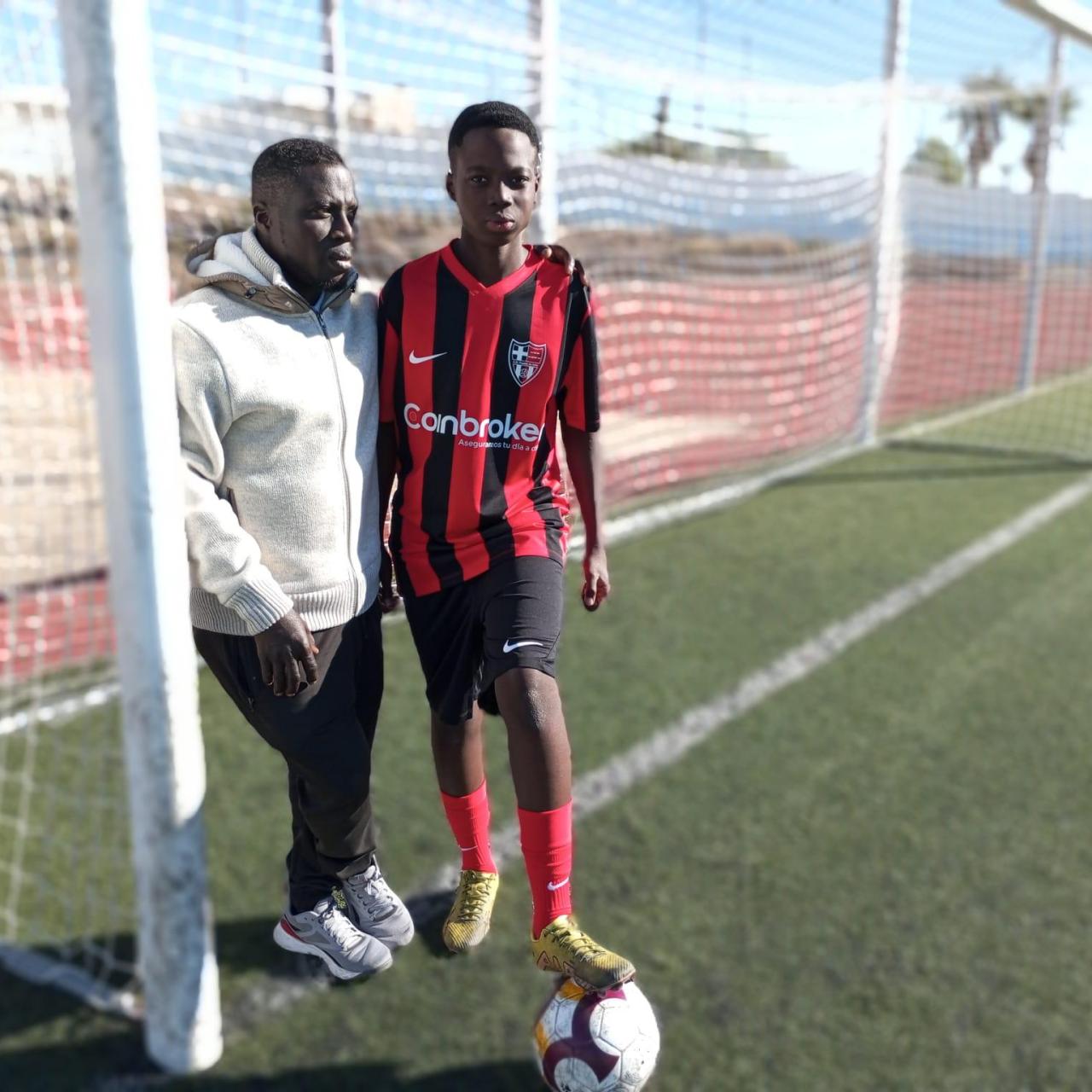 Jonas posa com seu filho Winston.