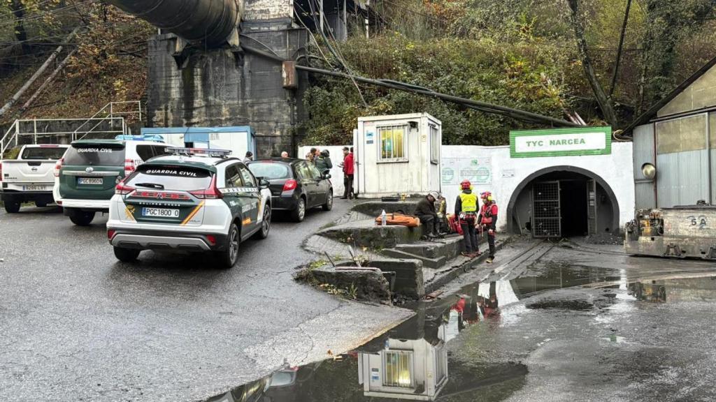 La mina de Cangas del Narcea (Asturias), con los agentes trabajando en el lugar.