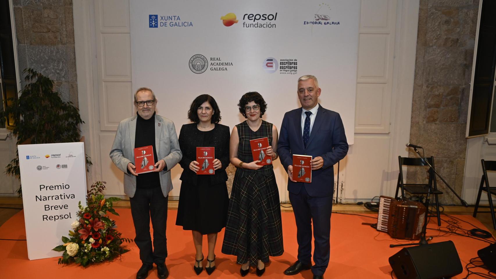 Instante de la entrega del premio.